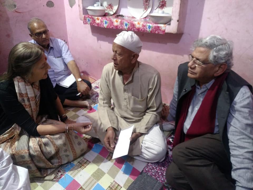 'দিল্লি সলিডারিটি অ্যান্ড রিহ্যাবিলিটেশন কমিটি' র সদস্যদের সাথে দিল্লিতে সাম্প্রদায়িক হিংসায় আক্রান্তদের পরিবারের সাথে সিপিআই(এম)'র নেতৃত্ব 