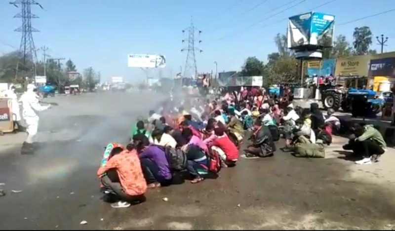 পরিযায়ী শ্রমিকদের পথে বসিয়ে রাসায়নিক স্নান  উত্তরপ্রদেশে 