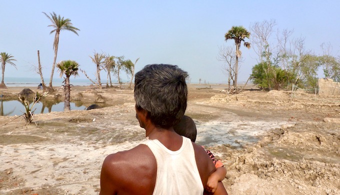 প্রকৃতির প্রকোপ থেকে বাঁচানোর লড়াইয়ের সাথেই বানভাসি মানুষকে সংকীর্ণ রাজনীতির হাত থেকেও বাঁচাতে হবে 